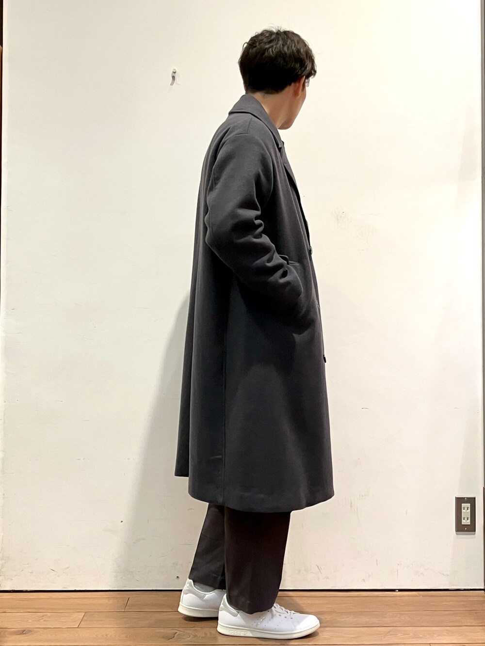 グレー系のその他アウター、ブルー系のスウェット、グレー系のその他パンツを着用したメンズの冬コーディネートの4枚目の写真