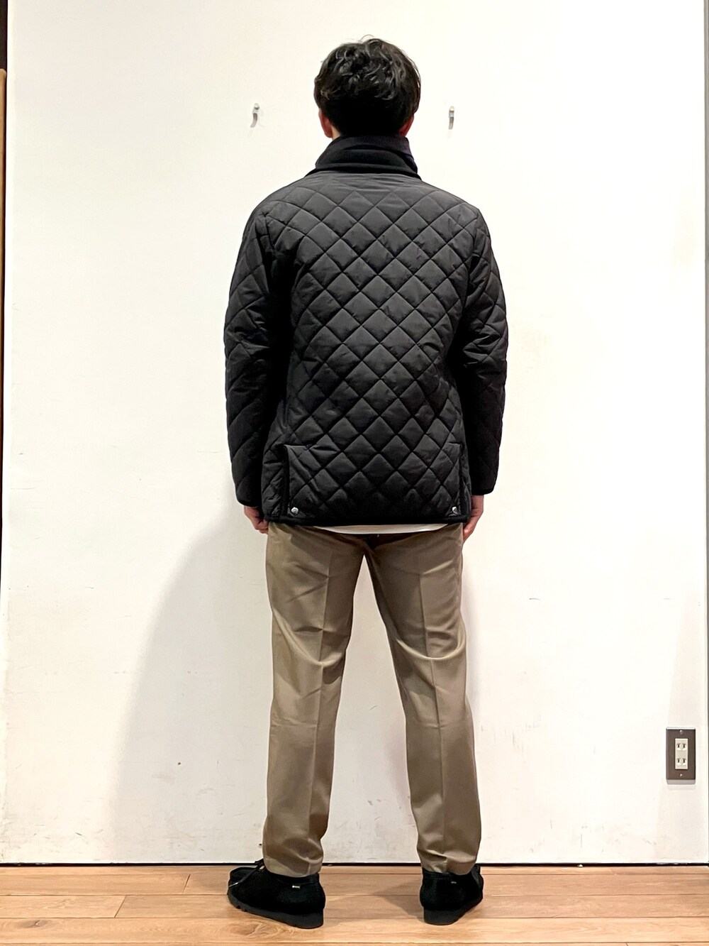 ブラック系のその他アウター、ブラウン系のその他パンツ、ブラック系のモカシン/デッキシューズを着用したメンズの秋コーディネートの3枚目の写真