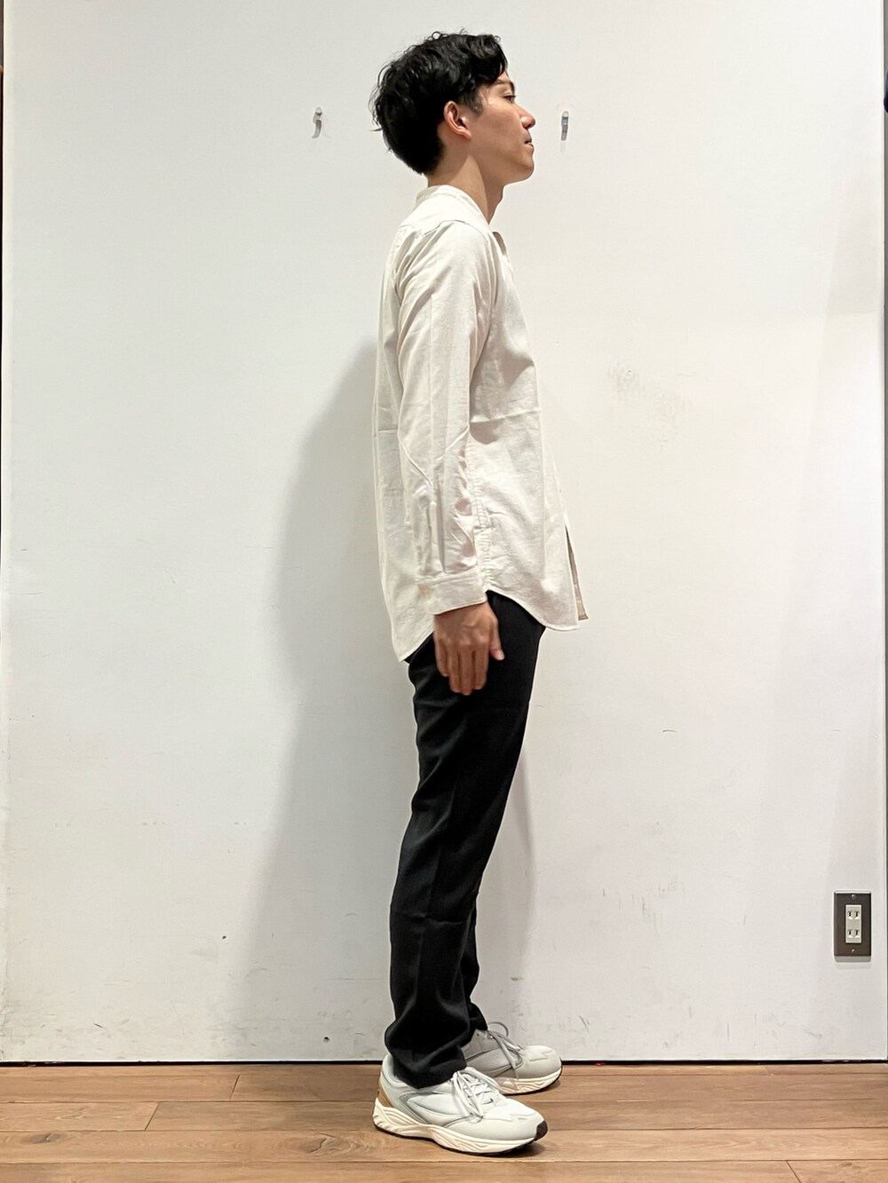 ベージュ系のカーディガン/ボレロ、ホワイト系のシャツ/ブラウス、グレー系のパンツを着用したメンズの秋コーディネートの5枚目の写真