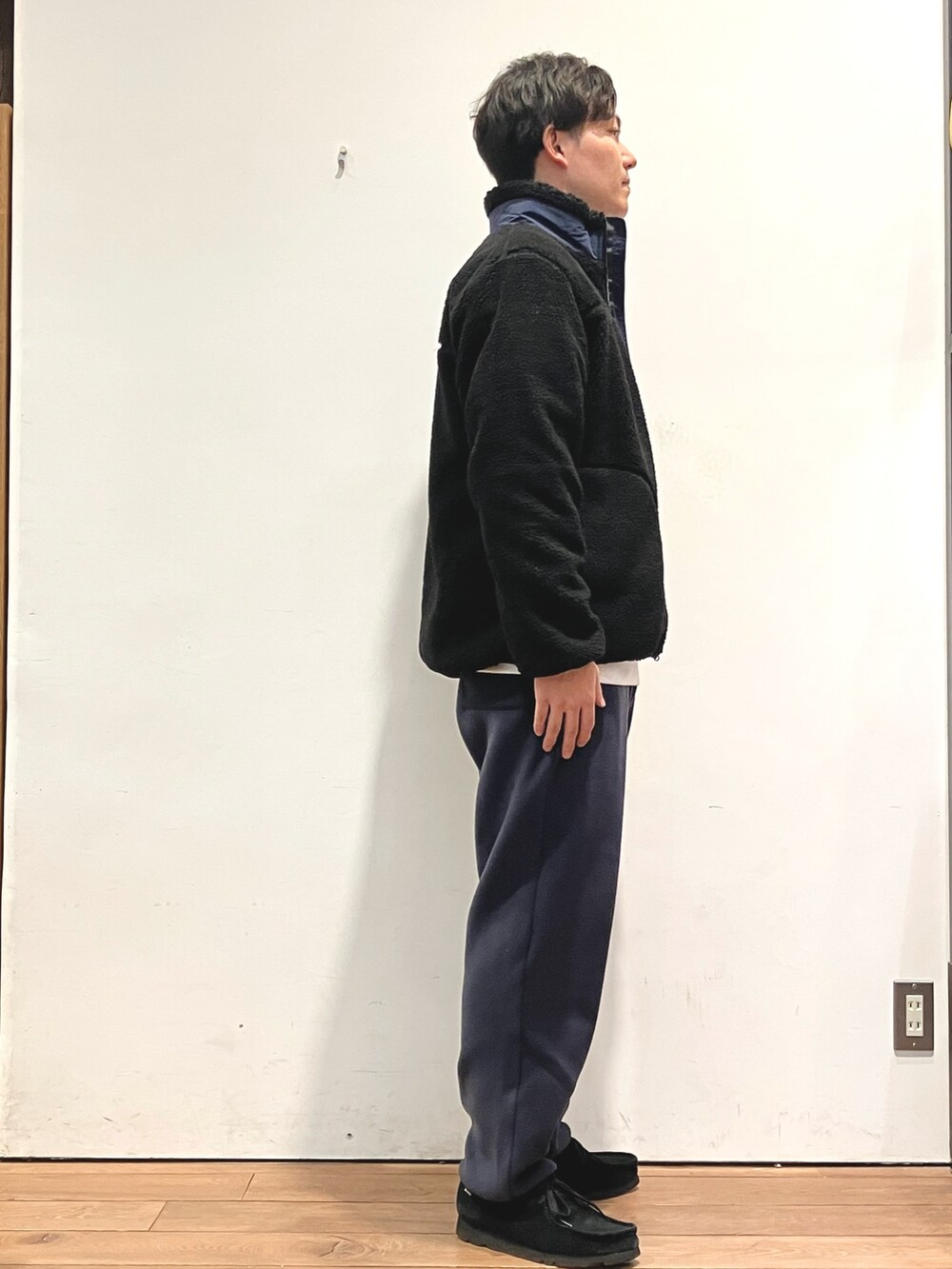 ブラック系のブルゾン、グレー系のスウェット、ブルー系のその他パンツを着用したメンズの冬コーディネートの3枚目の写真