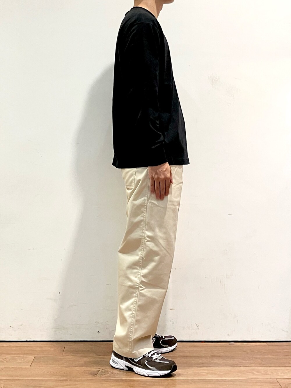 グレー系のシャツ/ブラウス、ブラック系のTシャツ/カットソー、ホワイト系のチノパンツを着用したメンズの秋コーディネートの5枚目の写真