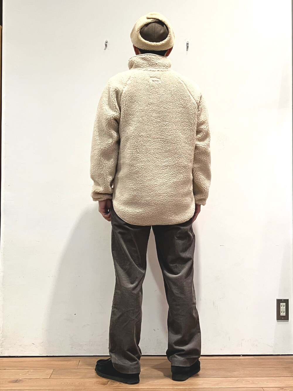 ベージュ系のその他トップス、ブラウン系のその他パンツ、ブラウン系のTシャツ/カットソーを着用したメンズの冬コーディネートの3枚目の写真