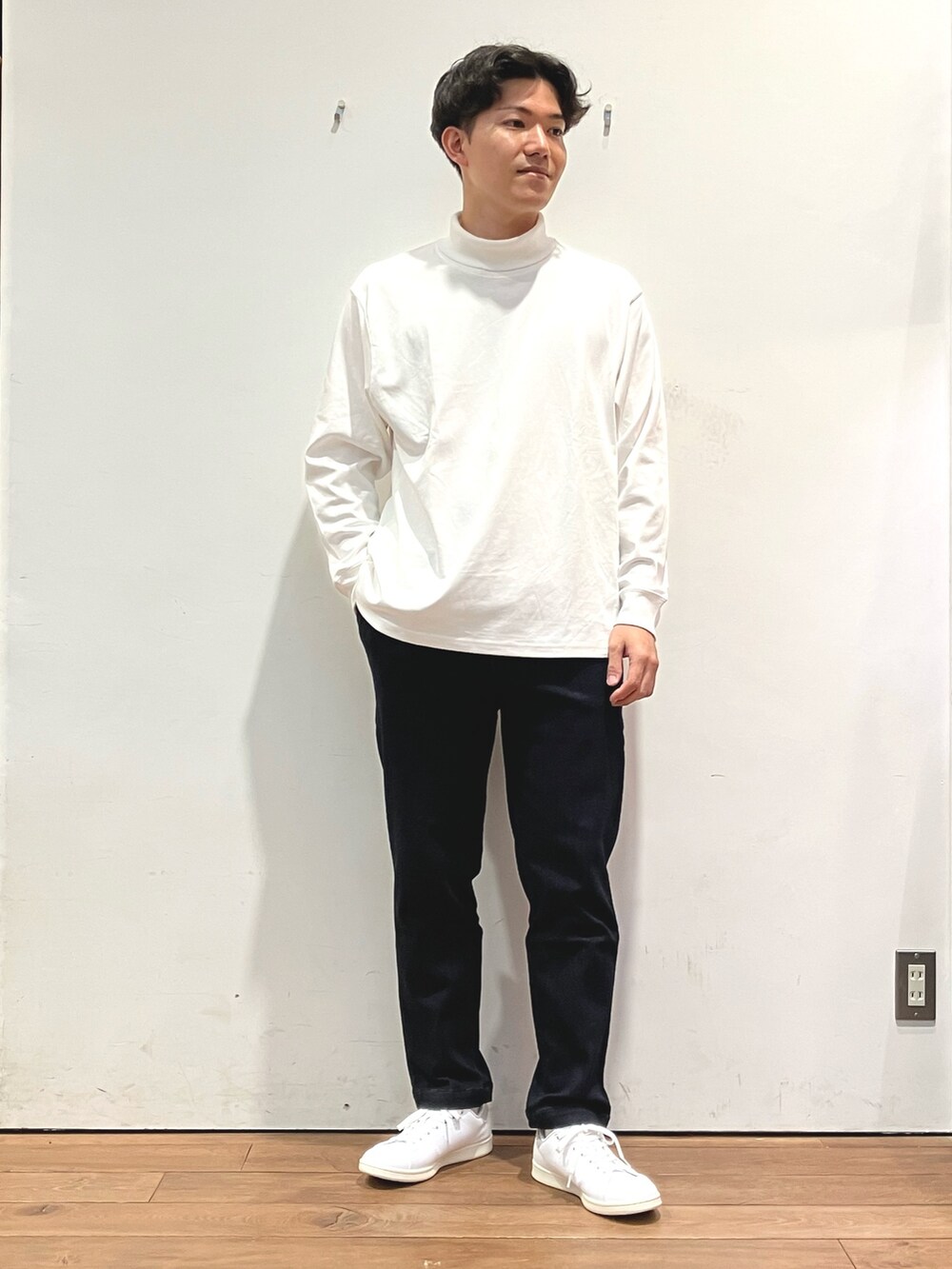 ブルー系のダウンジャケット/コート、ホワイト系のTシャツ/カットソー、ブルー系のデニムパンツを着用したメンズの秋コーディネートの5枚目の写真