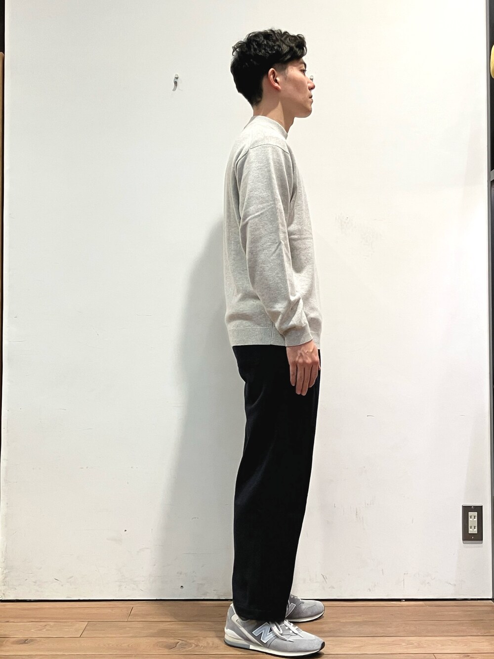 グレー系のその他アウター、グレー系のニット/セーター、ブルー系のその他パンツを着用したメンズの冬コーディネートの6枚目の写真