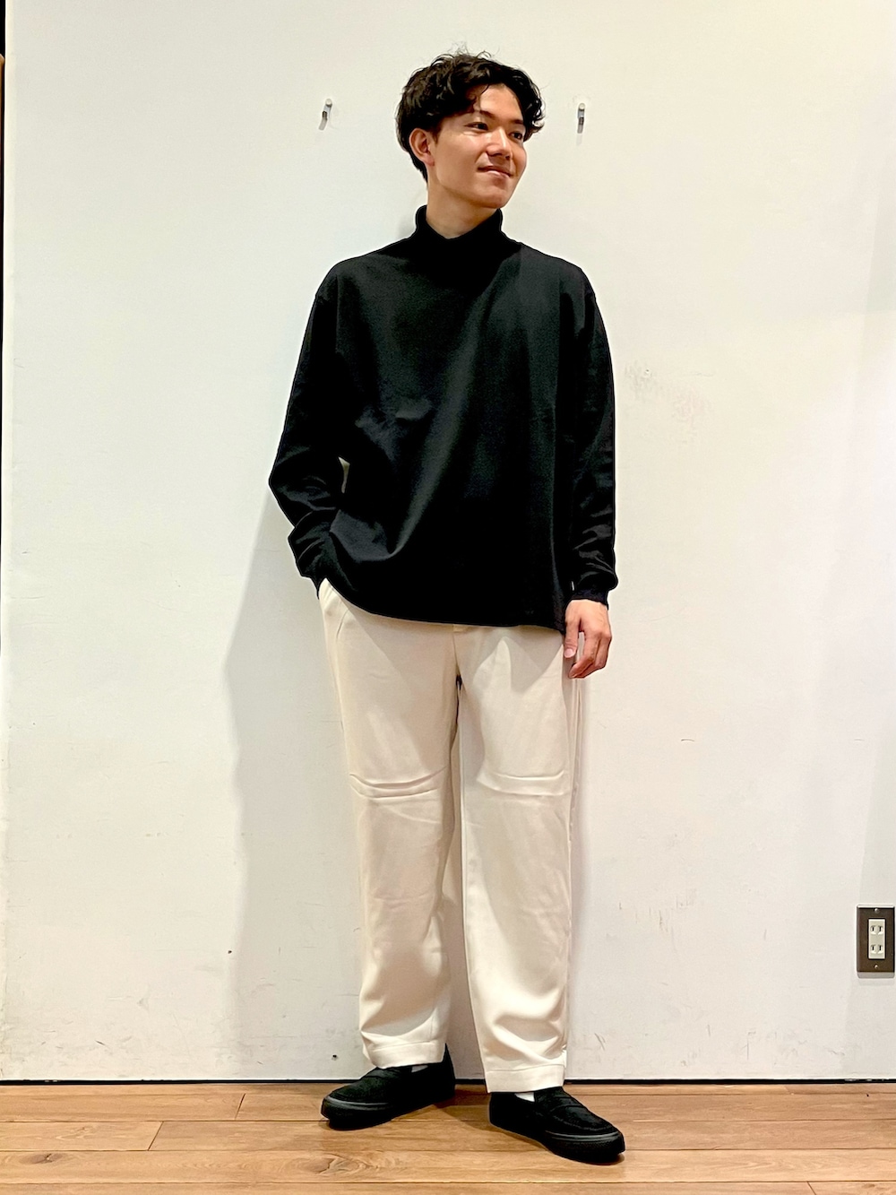 グレー系のその他アウター、グリーン系のカーディガン/ボレロ、ブラック系のその他シューズを着用したメンズの秋コーディネートの8枚目の写真