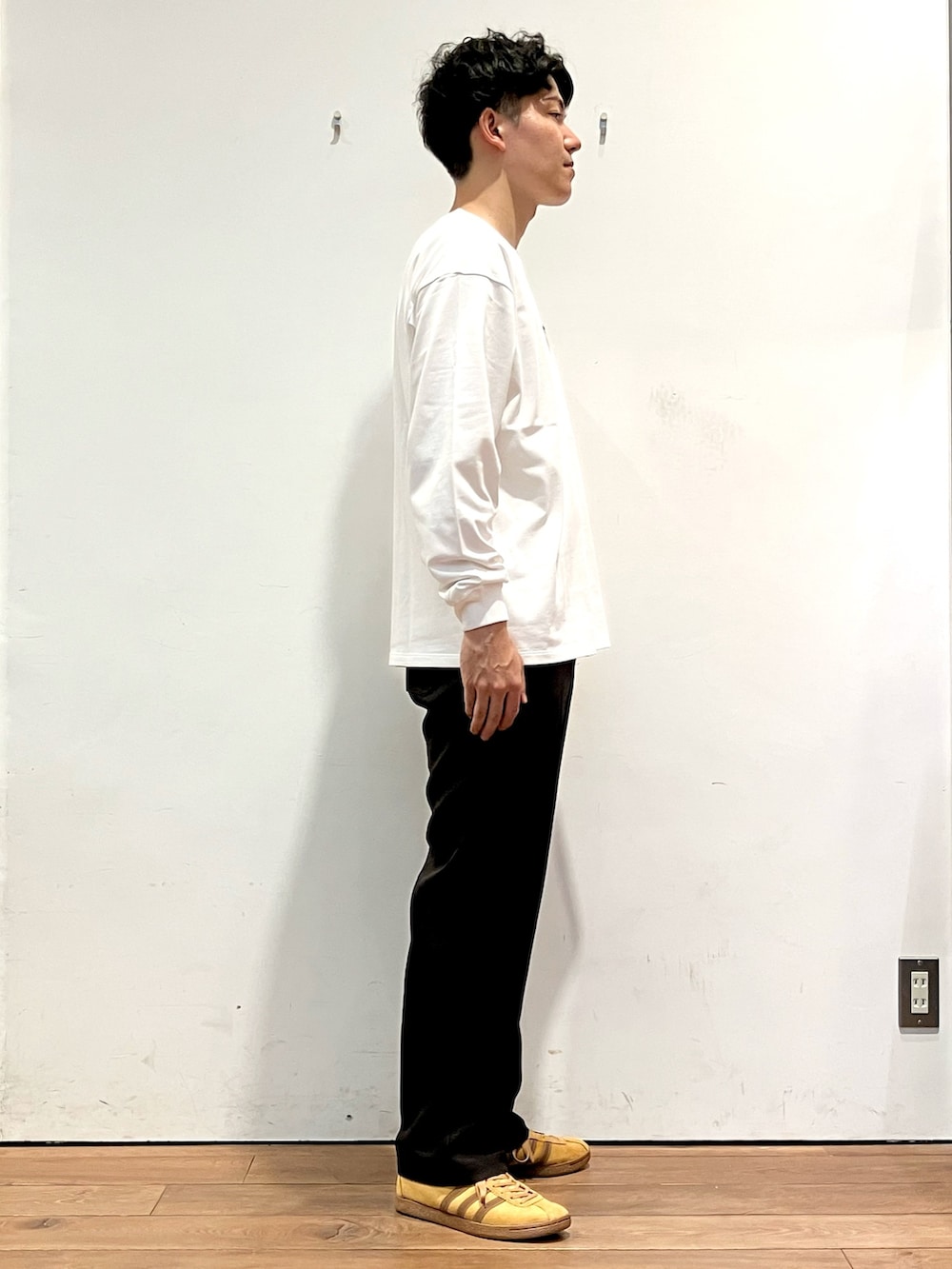 ブラウン系のブルゾン、ホワイト系のTシャツ/カットソー、ブラウン系のその他パンツを着用したメンズの秋コーディネートの5枚目の写真