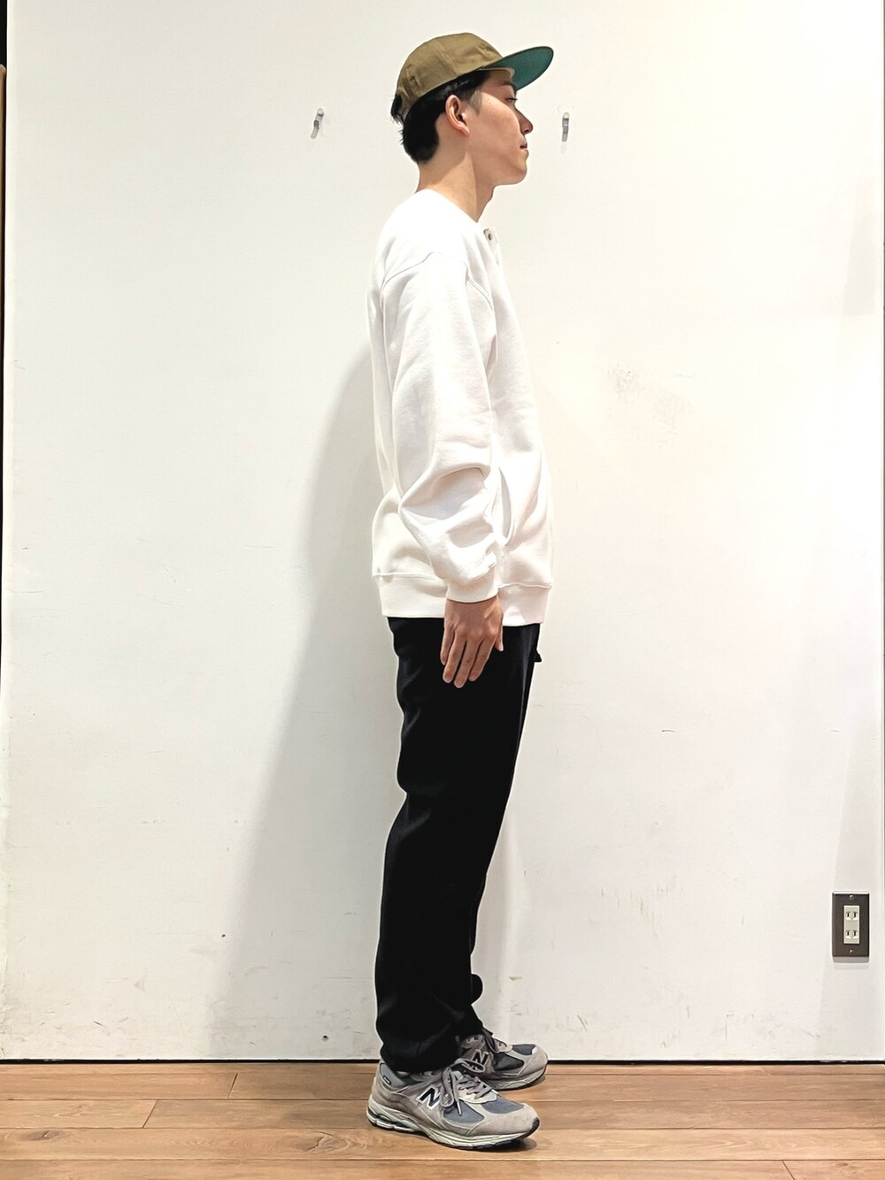 ブルー系のその他パンツ、ブラウン系のブルゾン、ホワイト系のスウェットを着用したメンズの秋コーディネートの7枚目の写真