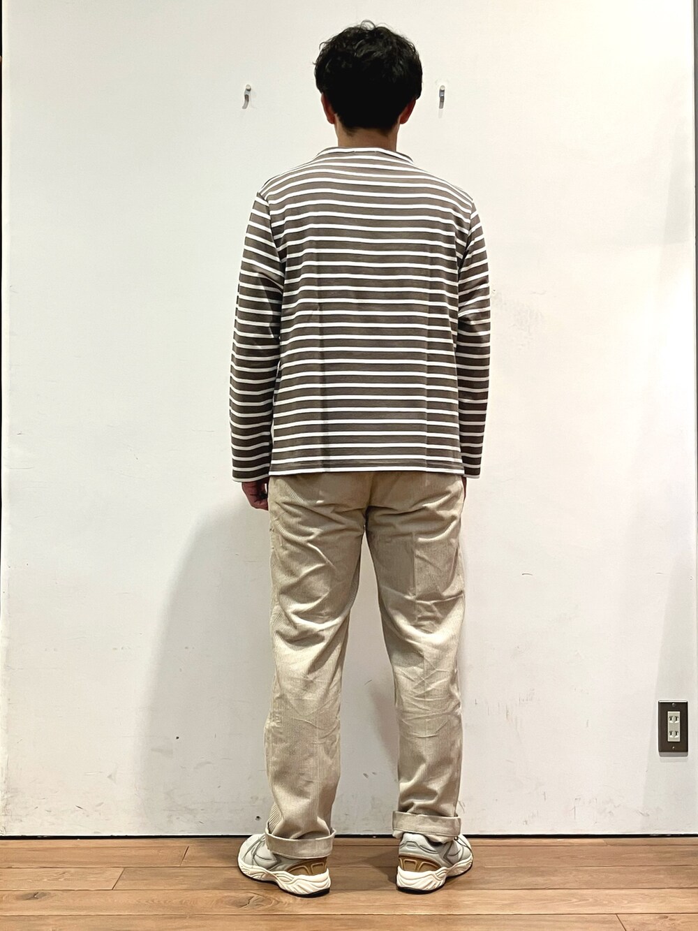 ホワイト系のその他アウター、ホワイト系のその他パンツ、ブラウン系のTシャツ/カットソーを着用したメンズの秋コーディネートの6枚目の写真