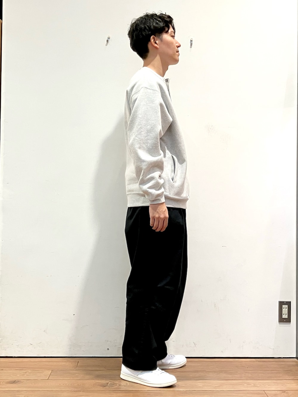 ブルー系のその他アウター、グレー系のスウェット、ブラック系のチノパンツを着用したメンズの秋コーディネートの6枚目の写真