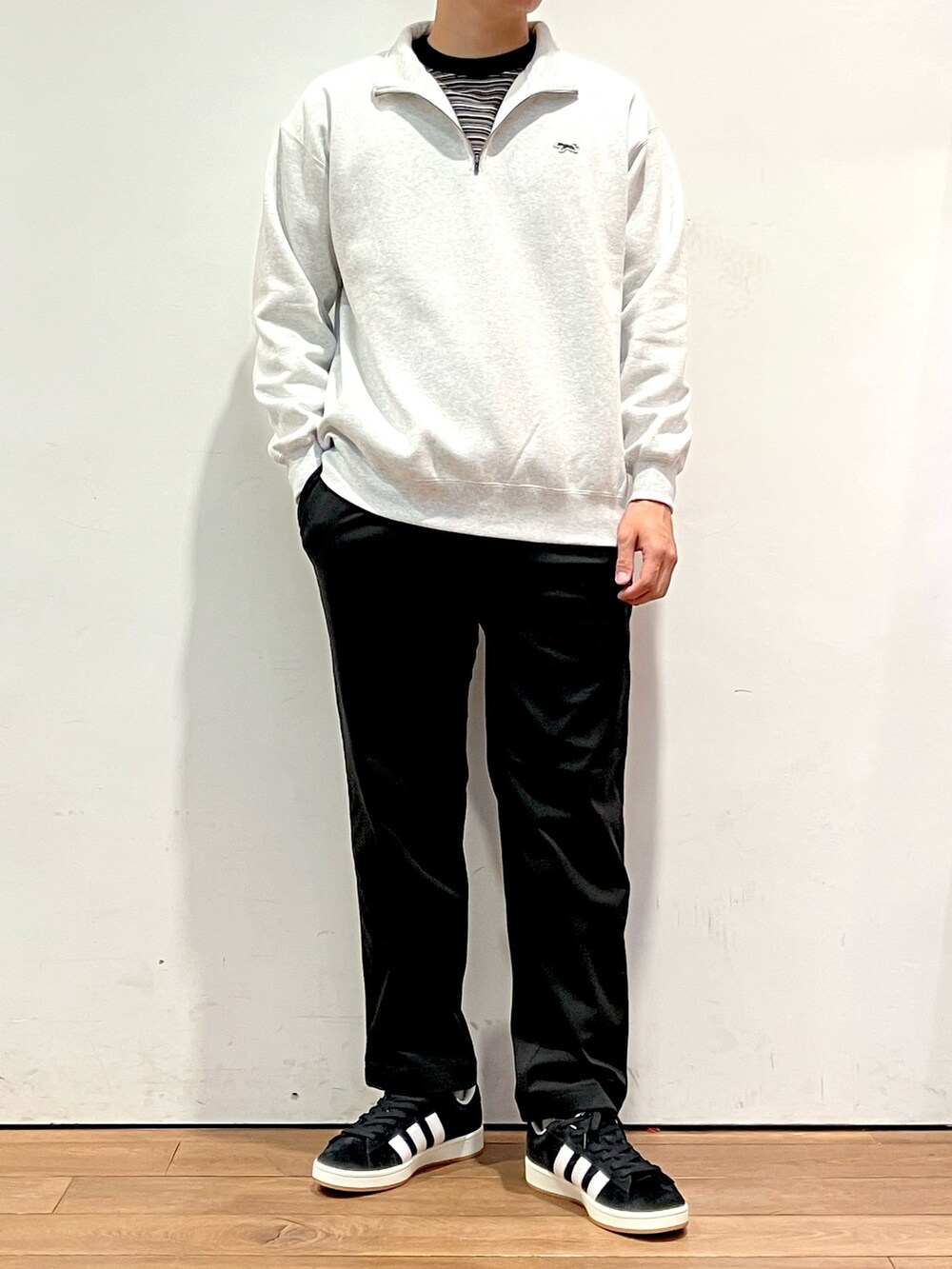 ホワイト系のスウェット、ブラック系のその他パンツ、ブラック系のスニーカーを着用したメンズの秋コーディネートの3枚目の写真
