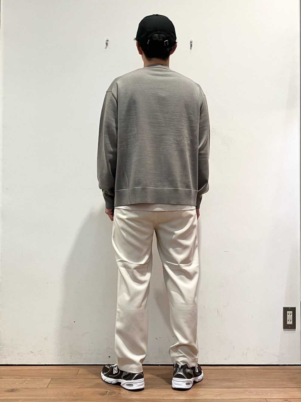 ブラウン系のその他アウター、ブラウン系のニット/セーター、ホワイト系のパンツを着用したメンズの秋コーディネートの8枚目の写真