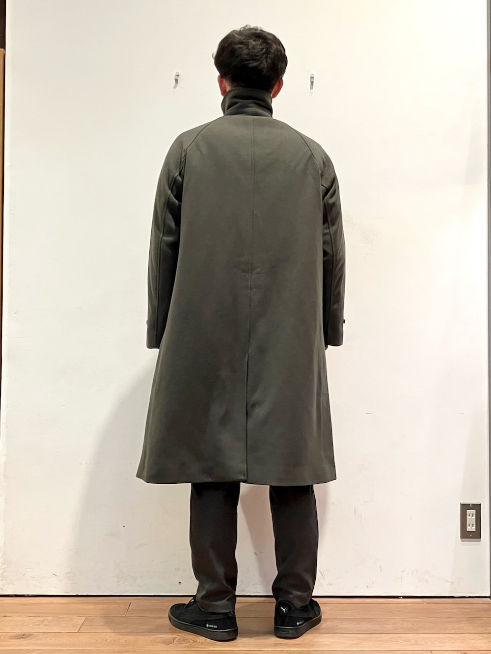 グリーン系のその他アウター、ホワイト系のTシャツ/カットソー、ベージュ系のカーディガン/ボレロを着用したメンズの冬コーディネートの4枚目の写真