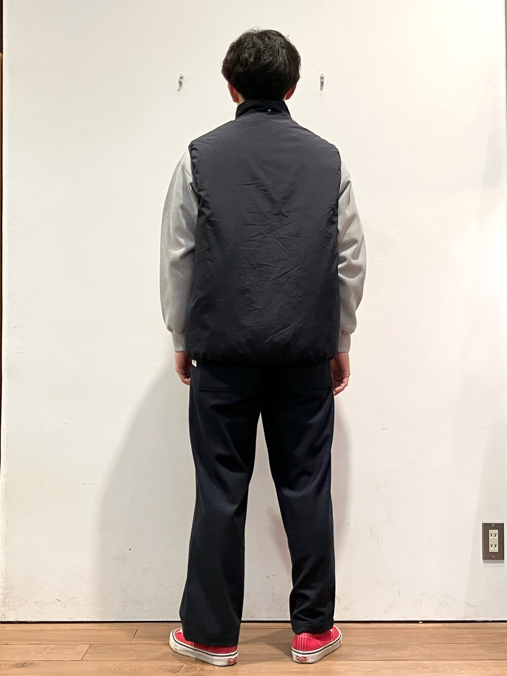 ブルー系のダウンベスト、グレー系のTシャツ/カットソー、ブルー系のその他パンツを着用したメンズの秋コーディネートの3枚目の写真