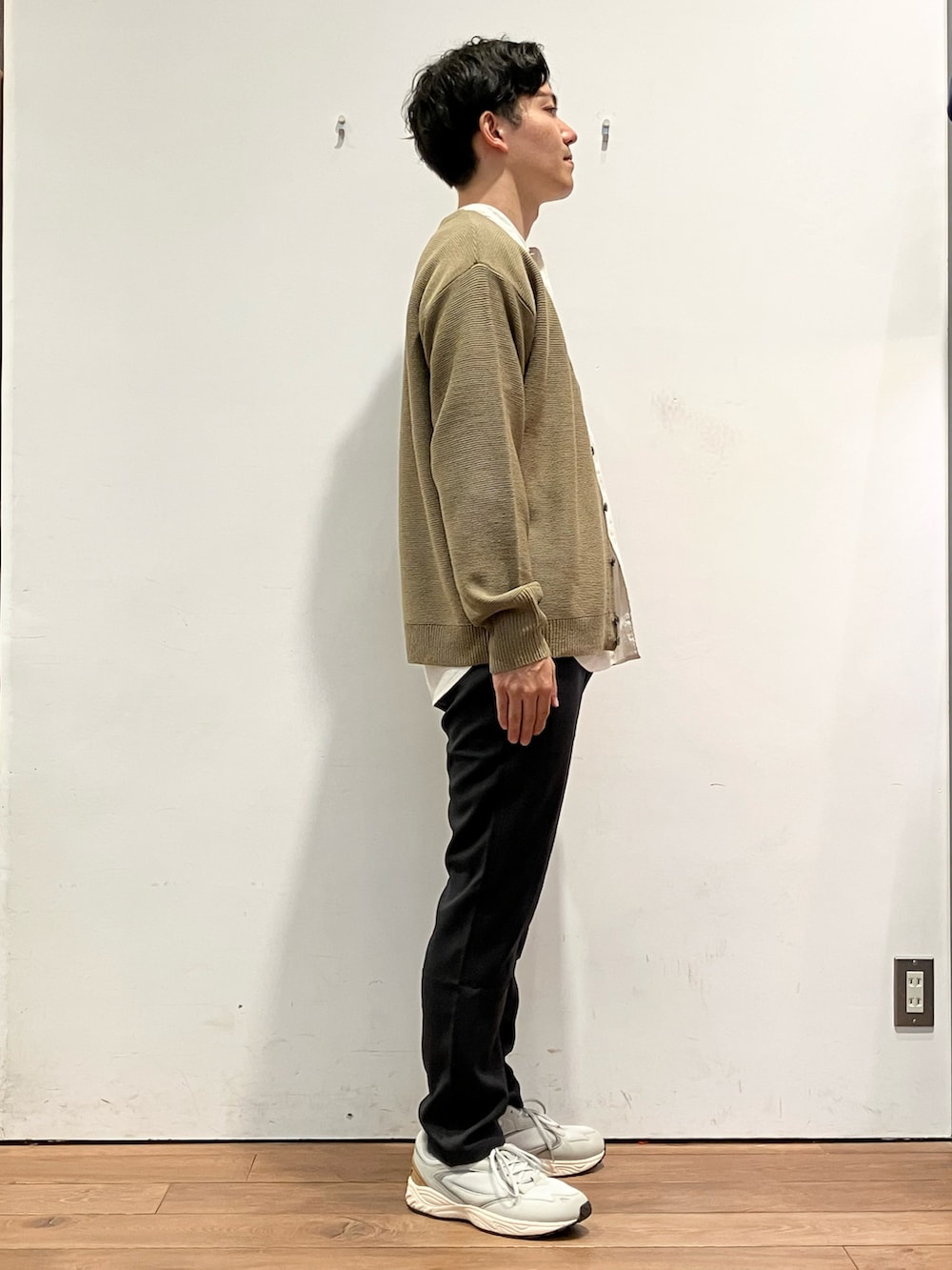 ベージュ系のカーディガン/ボレロ、ホワイト系のシャツ/ブラウス、グレー系のパンツを着用したメンズの秋コーディネートの2枚目の写真