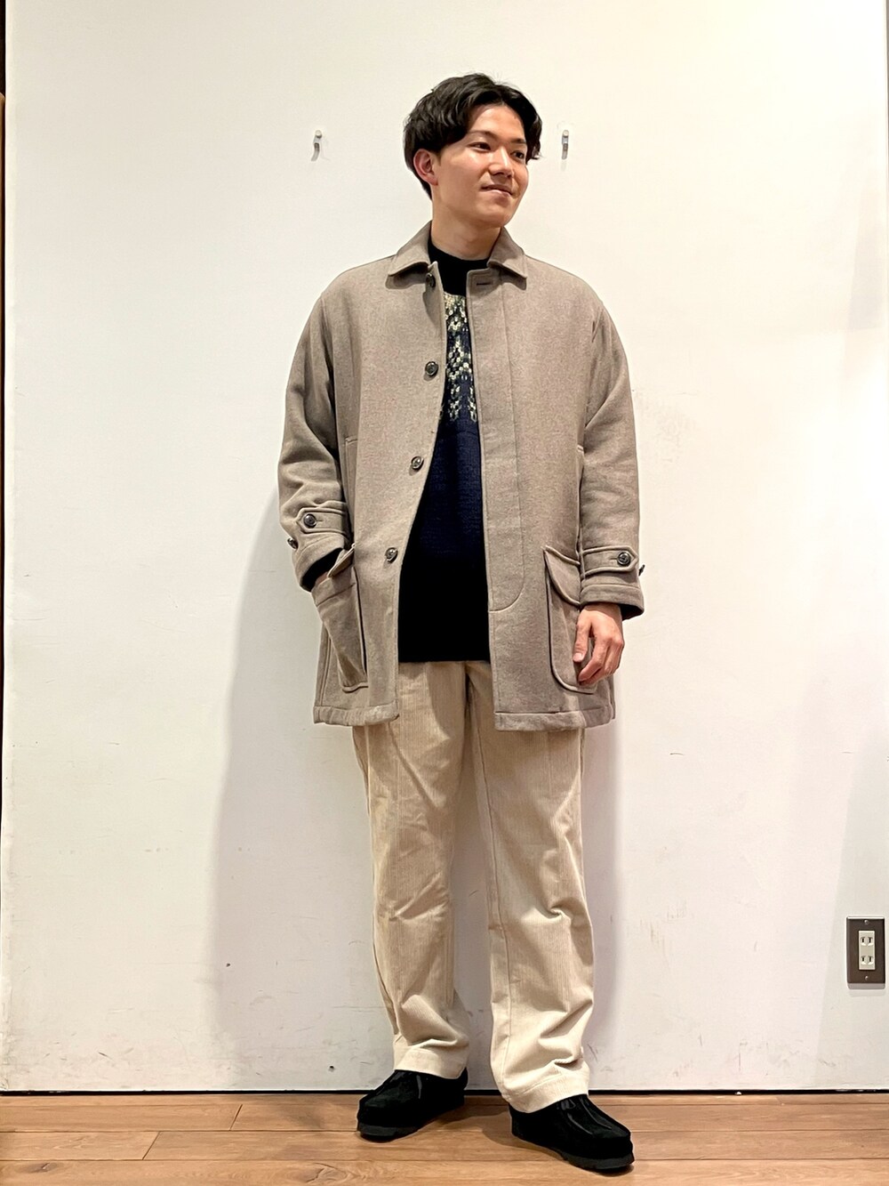 ブラウン系のその他アウター、ブルー系のニット/セーター、ホワイト系のその他パンツを着用したメンズの秋コーディネートの2枚目の写真