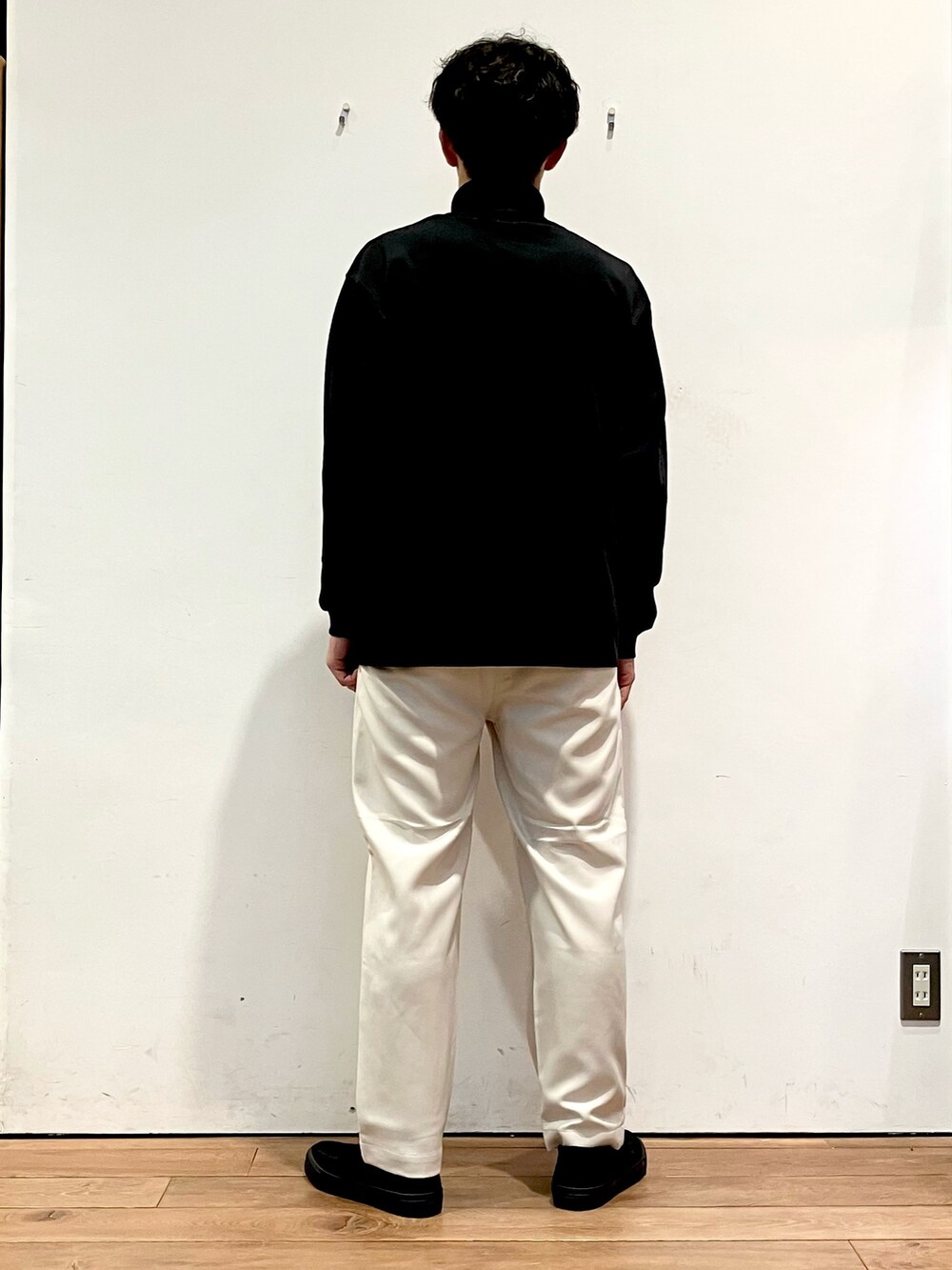 グレー系のその他アウター、グリーン系のカーディガン/ボレロ、ブラック系のその他シューズを着用したメンズの秋コーディネートの10枚目の写真