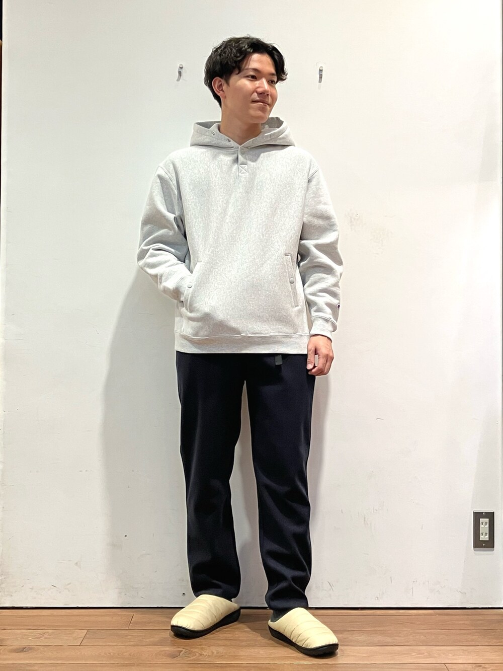 グレー系のその他アウター、グレー系のパーカー、ブルー系のその他パンツを着用したメンズの秋コーディネートの4枚目の写真
