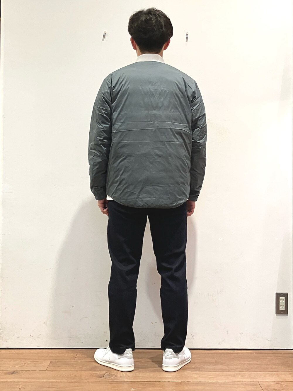 ブルー系のダウンジャケット/コート、ホワイト系のTシャツ/カットソー、ブルー系のデニムパンツを着用したメンズの秋コーディネートの4枚目の写真