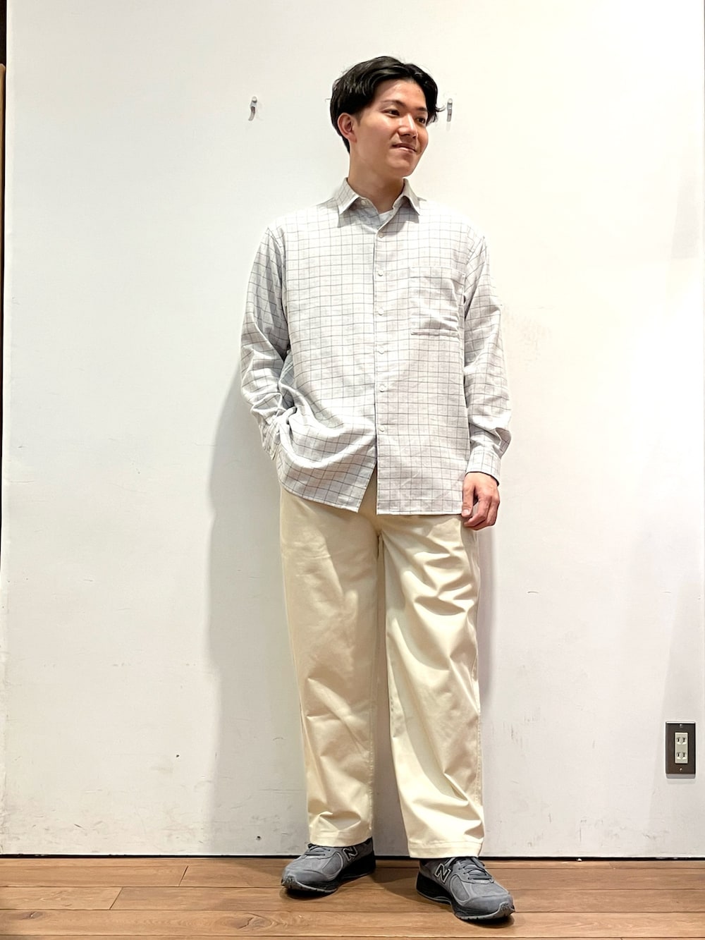 グレー系のスウェット、グレー系のシャツ/ブラウス、ホワイト系のチノパンツを着用したメンズの秋コーディネートの4枚目の写真