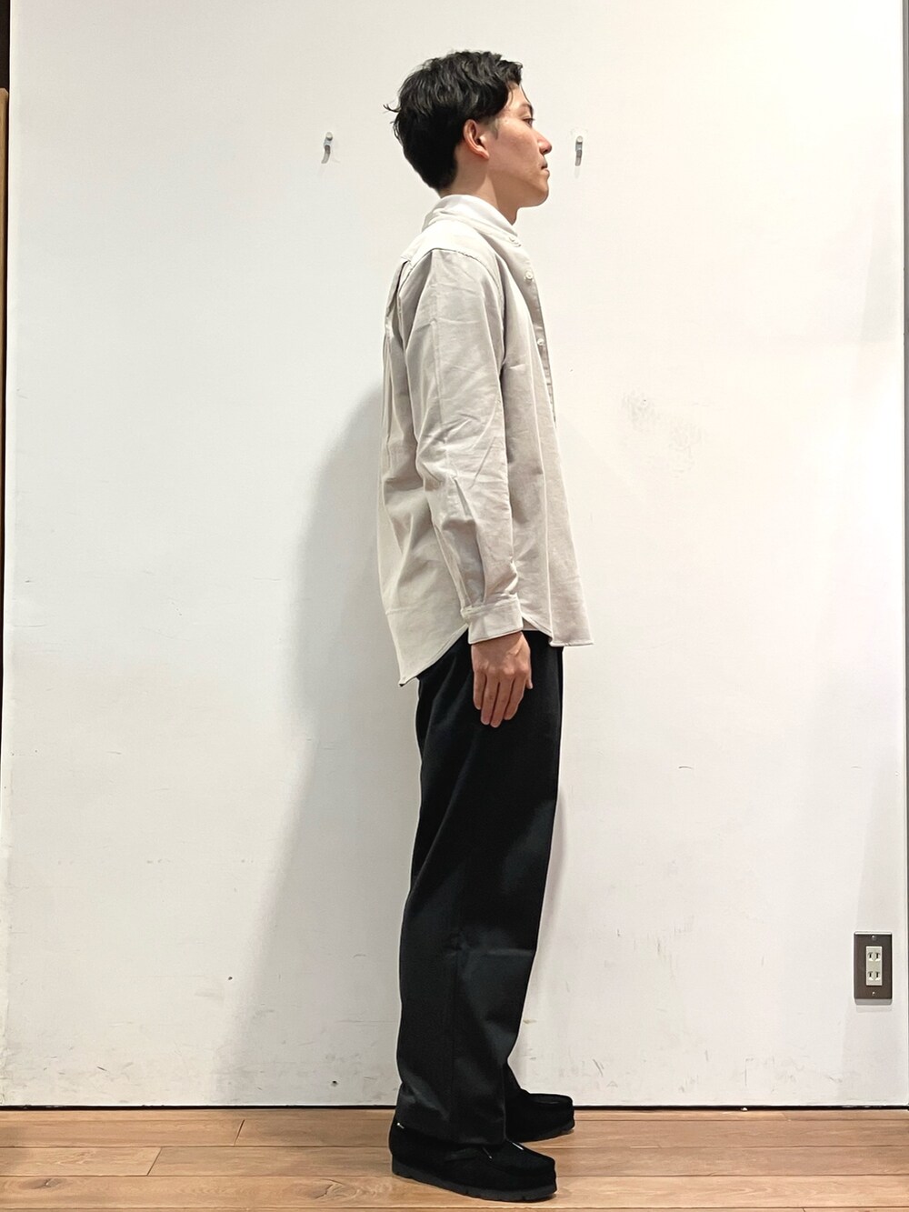 ブラウン系のその他アウター、ホワイト系のシャツ/ブラウス、ホワイト系のTシャツ/カットソーを着用したメンズの秋コーディネートの5枚目の写真