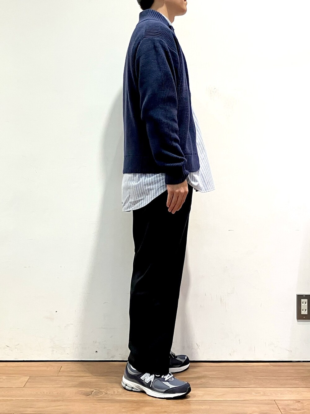 ブルー系のカーディガン/ボレロ、ブルー系のその他パンツ、ブルー系のシャツ/ブラウスを着用したメンズの秋コーディネートの2枚目の写真