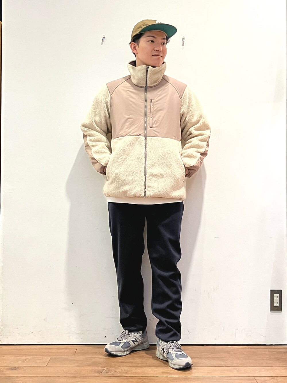 ブルー系のその他パンツ、ブラウン系のブルゾン、ホワイト系のスウェットを着用したメンズの秋コーディネートの3枚目の写真