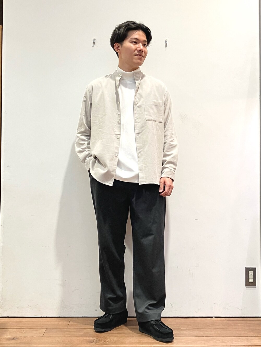 ブラウン系のその他アウター、ホワイト系のシャツ/ブラウス、ホワイト系のTシャツ/カットソーを着用したメンズの秋コーディネートの4枚目の写真