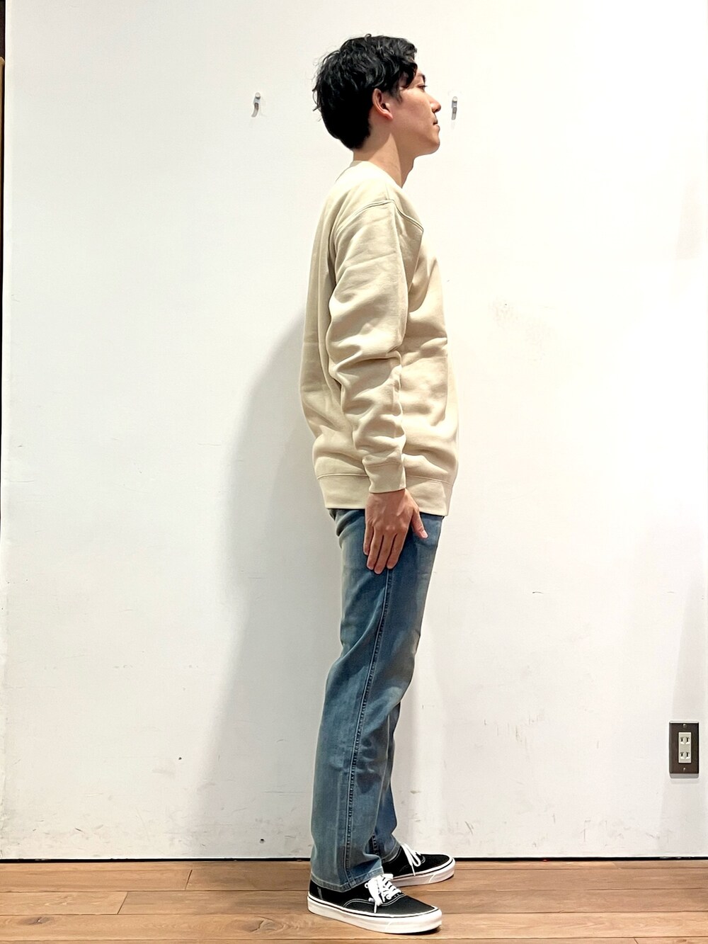 ブラック系のダウンジャケット/コート、ベージュ系のスウェット、ブルー系のその他パンツを着用したメンズの秋コーディネートの5枚目の写真