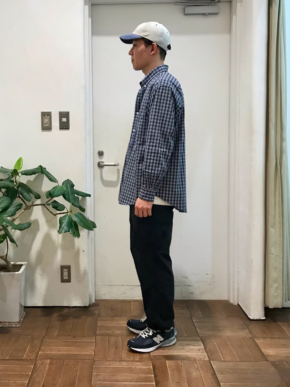 ブルー系のシャツ/ブラウス、ブルー系のその他パンツ、ブルー系のスニーカーを着用したメンズの冬コーディネートの2枚目の写真