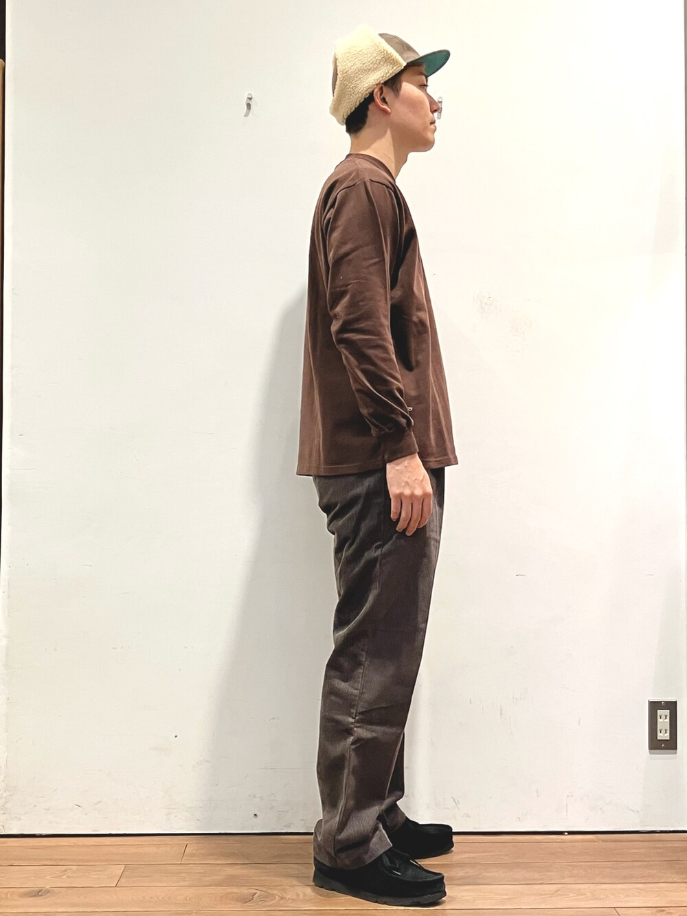 ベージュ系のその他トップス、ブラウン系のその他パンツ、ブラウン系のTシャツ/カットソーを着用したメンズの冬コーディネートの5枚目の写真