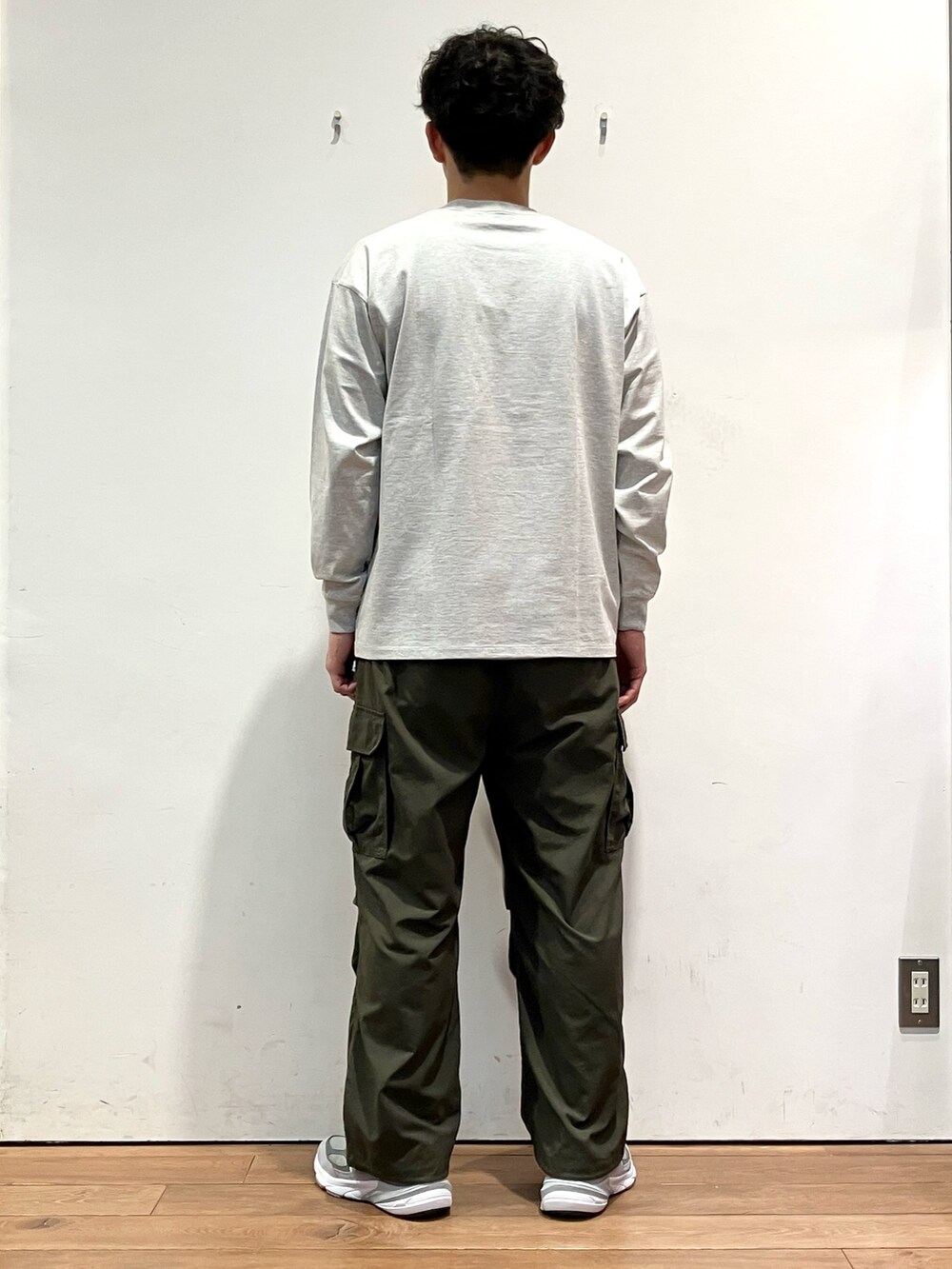 ブラック系のカーディガン/ボレロ、グレー系のTシャツ/カットソー、グリーン系のカーゴパンツを着用したメンズの秋コーディネートの6枚目の写真