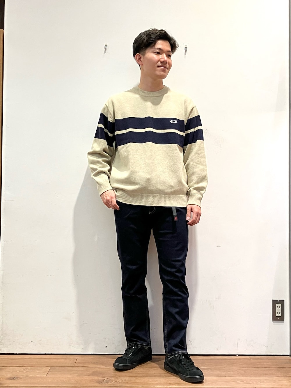 ホワイト系のニット/セーター、ブラック系のダウンジャケット/コート、ブルー系のその他パンツを着用したメンズの冬コーディネートの5枚目の写真