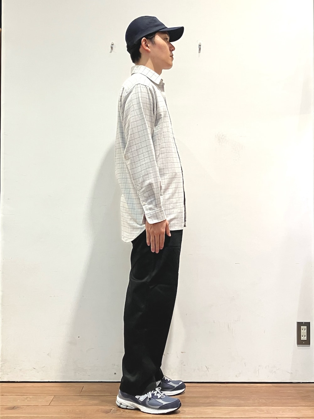 ブルー系のダウンジャケット/コート、ブルー系のスニーカー、ブラック系のチノパンツを着用したメンズの秋コーディネートの6枚目の写真