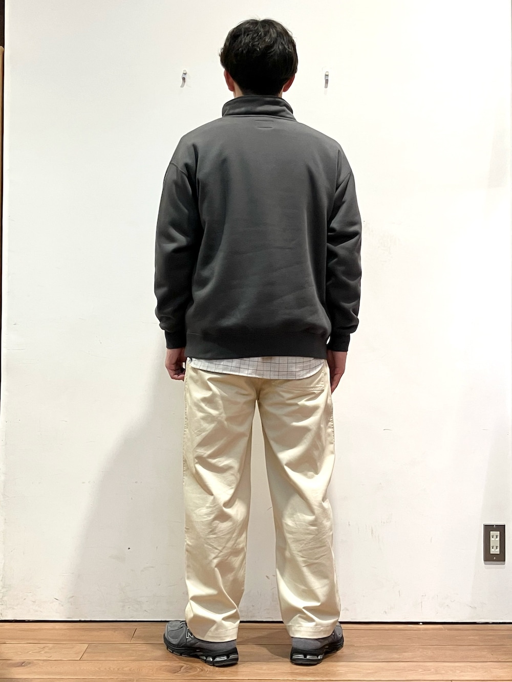 グレー系のスウェット、グレー系のシャツ/ブラウス、ホワイト系のチノパンツを着用したメンズの秋コーディネートの3枚目の写真
