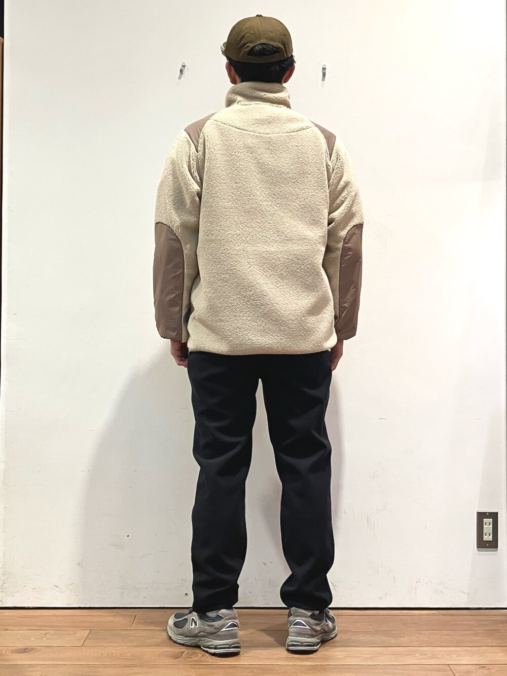 ブルー系のその他パンツ、ブラウン系のブルゾン、ホワイト系のスウェットを着用したメンズの秋コーディネートの5枚目の写真