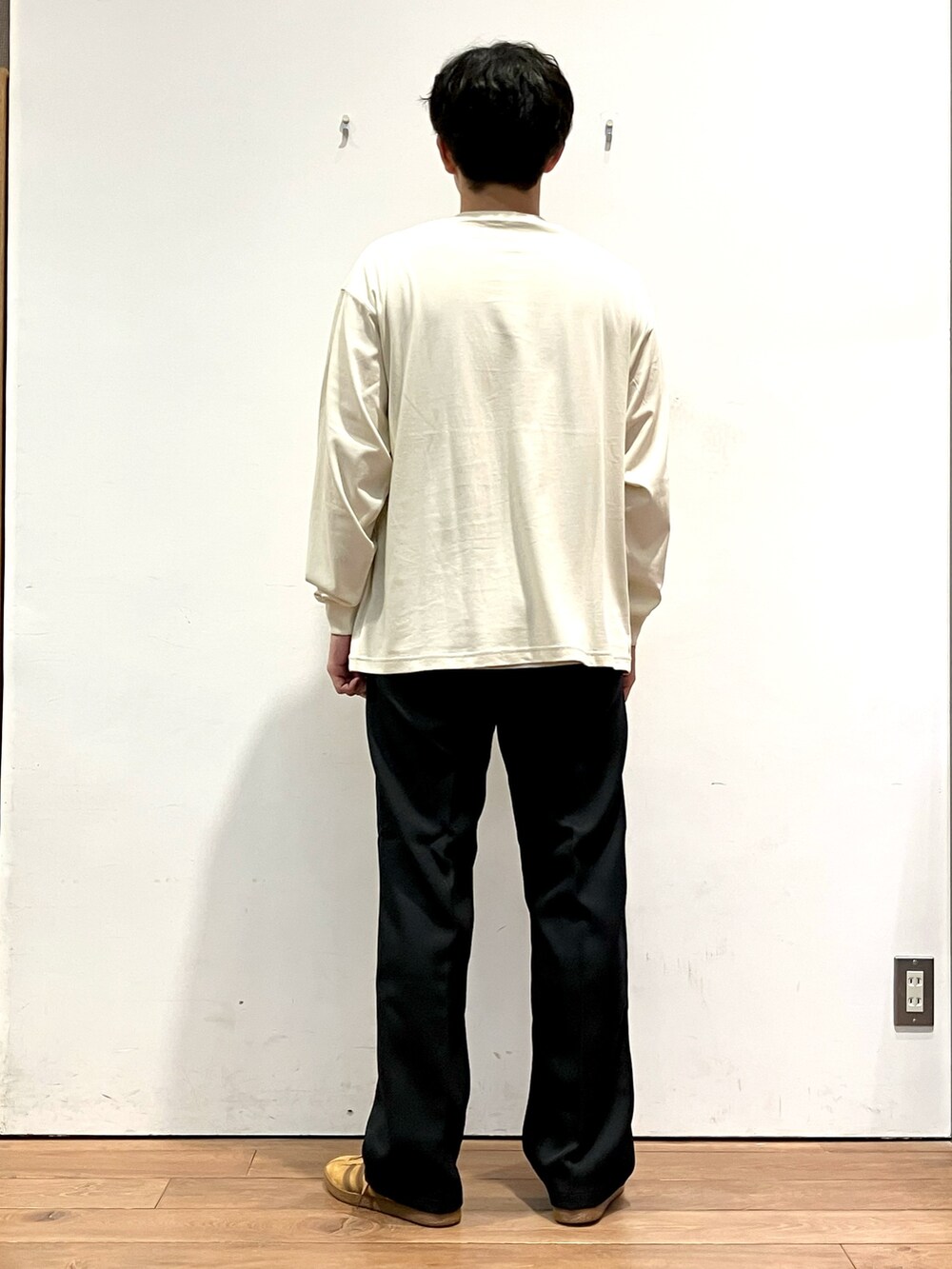 ブラウン系のカーディガン/ボレロ、ホワイト系のTシャツ/カットソー、ブラック系のその他パンツを着用したメンズの秋コーディネートの6枚目の写真