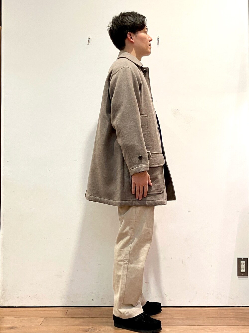 ブラウン系のその他アウター、ブルー系のニット/セーター、ホワイト系のその他パンツを着用したメンズの秋コーディネートの3枚目の写真