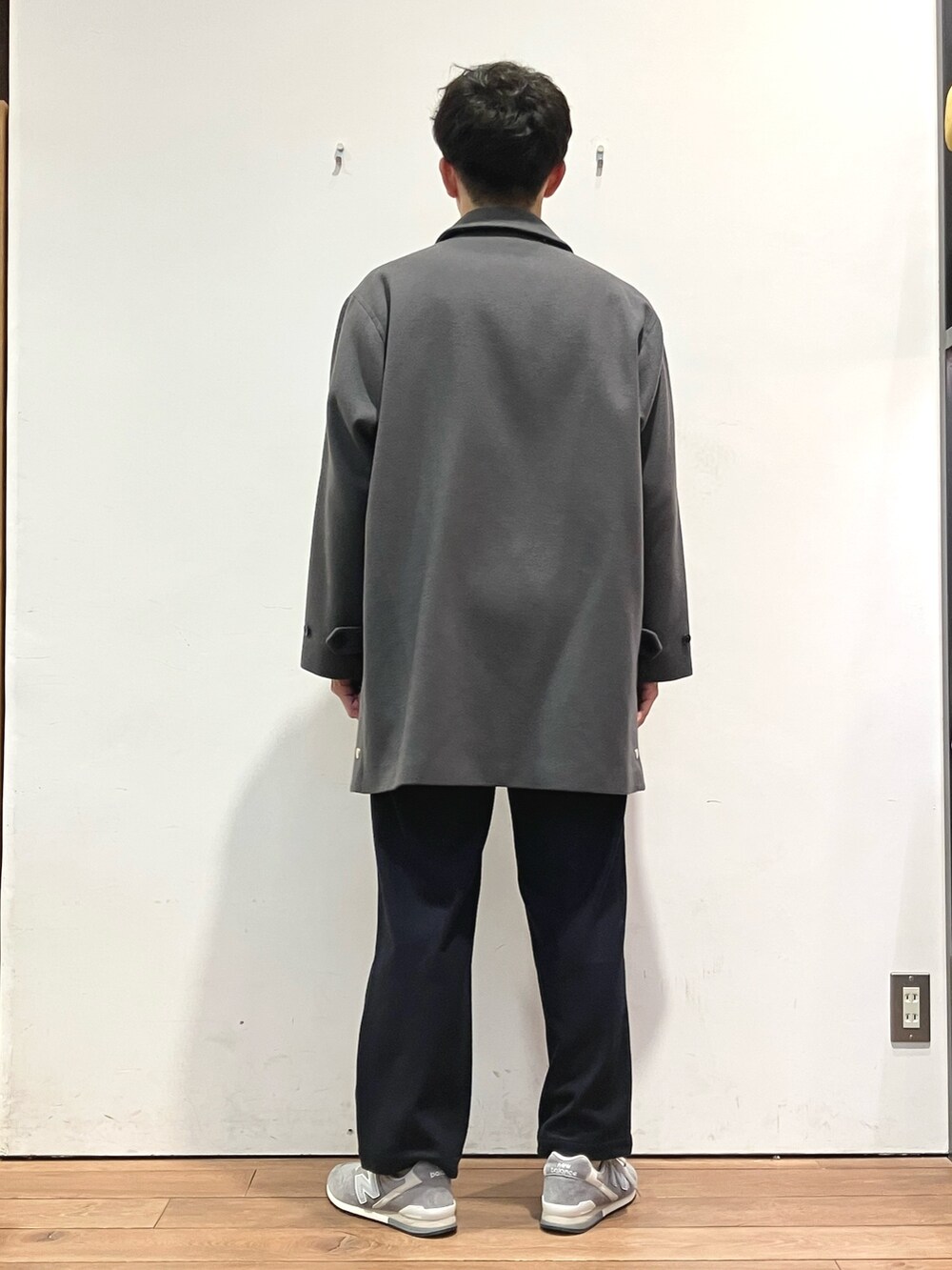 グレー系のその他アウター、グレー系のニット/セーター、ブルー系のその他パンツを着用したメンズの冬コーディネートの4枚目の写真