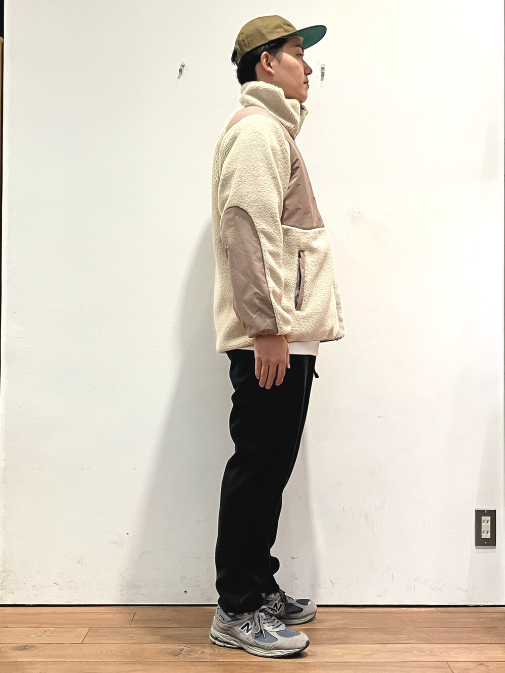 ブルー系のその他パンツ、ブラウン系のブルゾン、ホワイト系のスウェットを着用したメンズの秋コーディネートの4枚目の写真