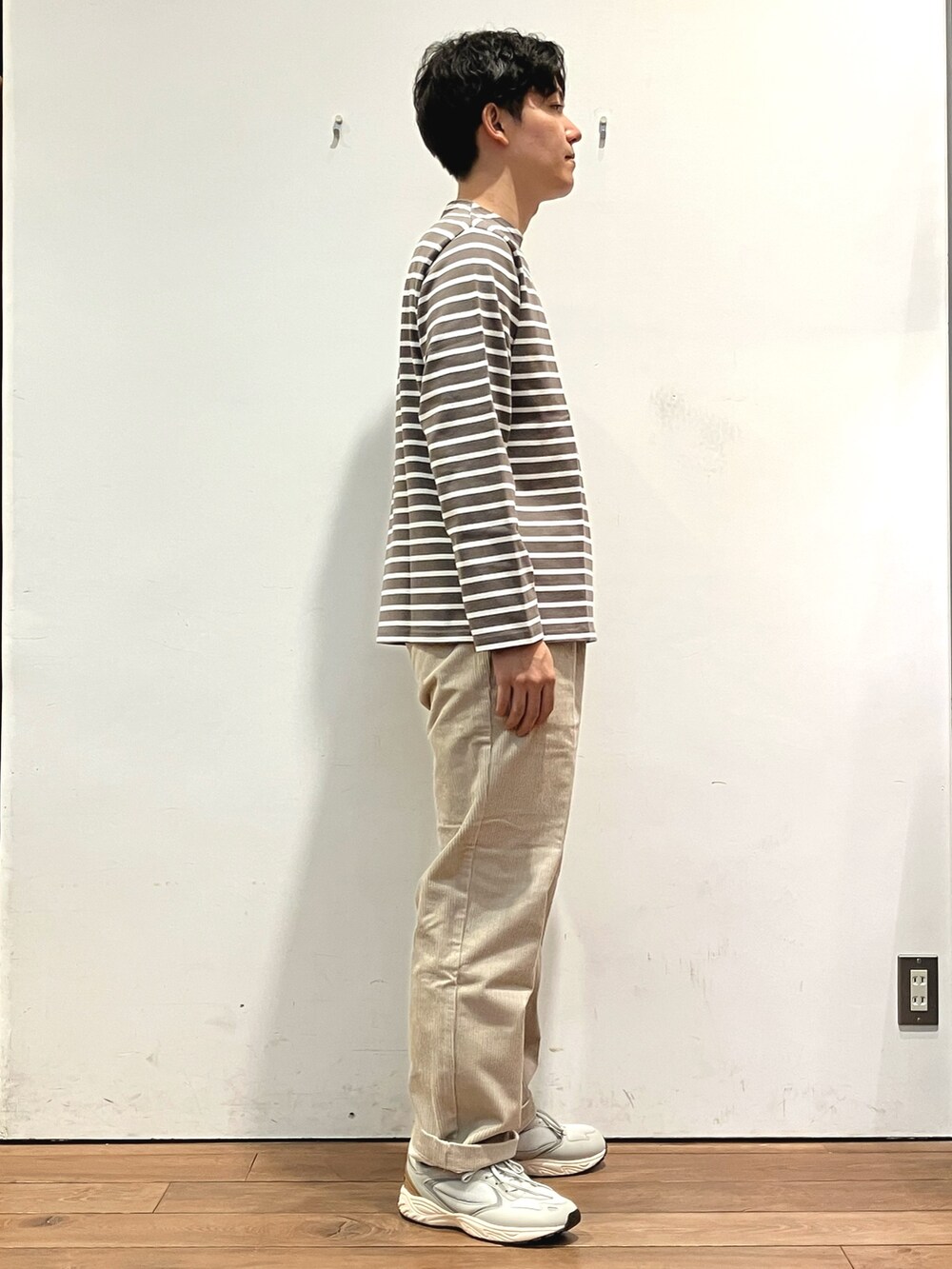 ホワイト系のその他アウター、ホワイト系のその他パンツ、ブラウン系のTシャツ/カットソーを着用したメンズの秋コーディネートの5枚目の写真