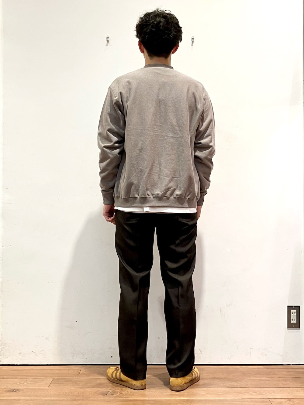 ブラウン系のブルゾン、ホワイト系のTシャツ/カットソー、ブラウン系のその他パンツを着用したメンズの秋コーディネートの3枚目の写真