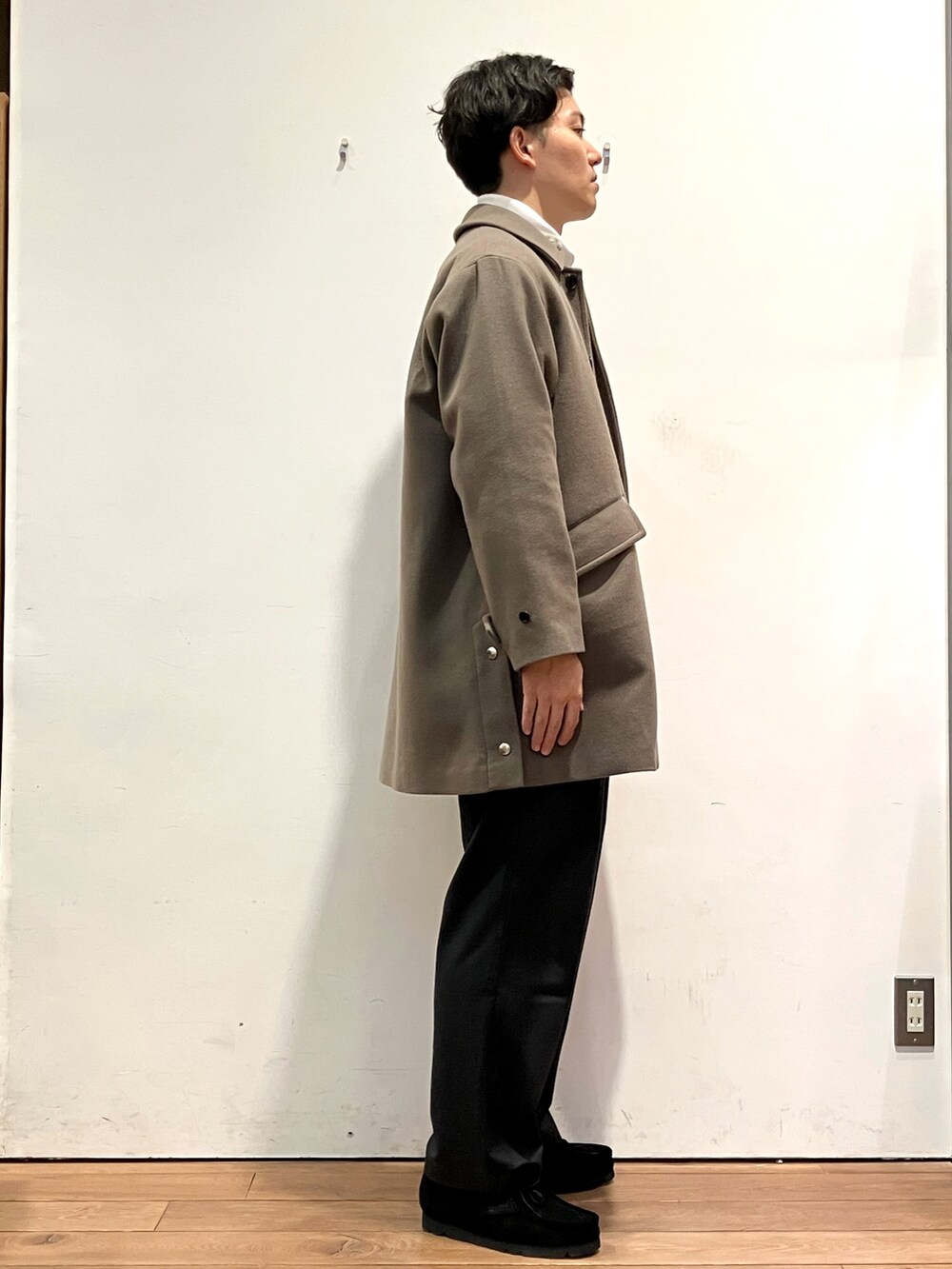 ブラウン系のその他アウター、ホワイト系のシャツ/ブラウス、ホワイト系のTシャツ/カットソーを着用したメンズの冬コーディネートの2枚目の写真