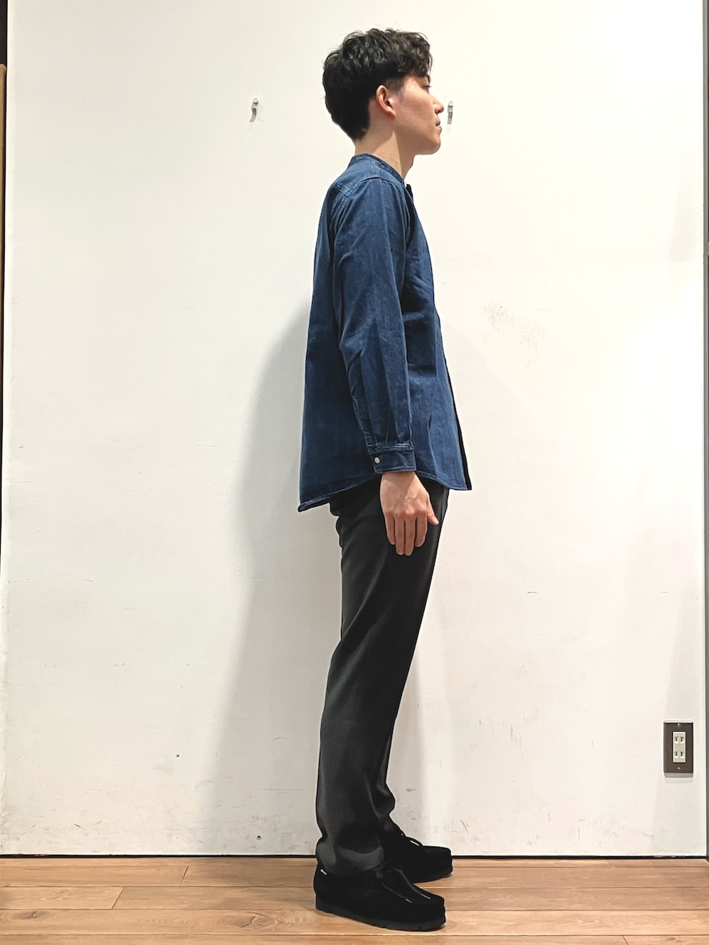 ブルー系のシャツ/ブラウス、グレー系のスラックス、ブラック系のモカシン/デッキシューズを着用したメンズの冬コーディネートの2枚目の写真