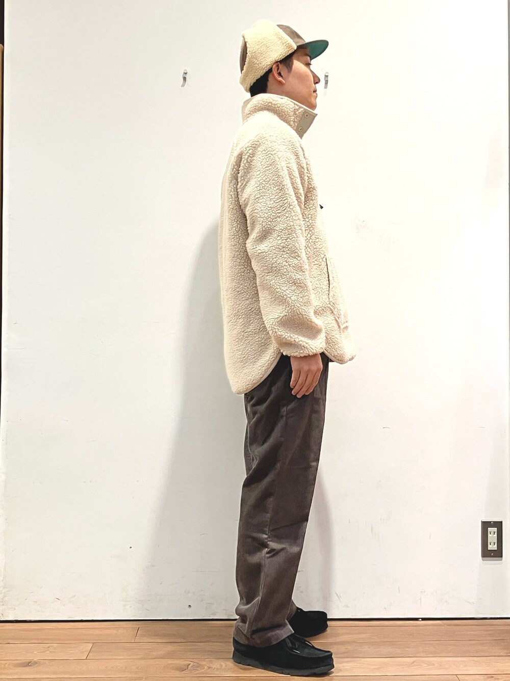 ベージュ系のその他トップス、ブラウン系のその他パンツ、ブラウン系のTシャツ/カットソーを着用したメンズの冬コーディネートの2枚目の写真