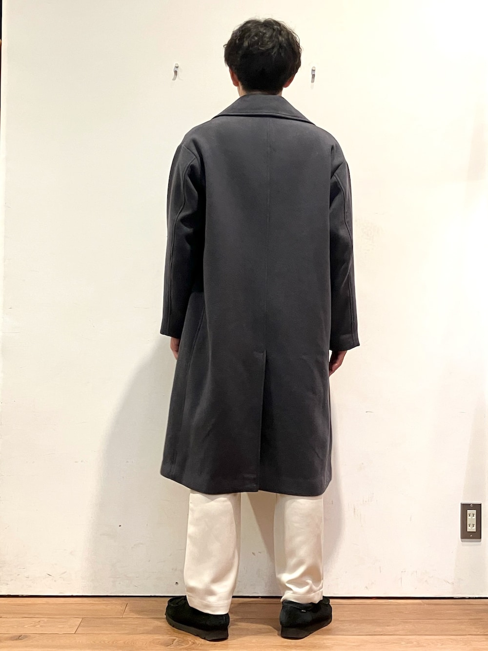 グレー系のその他アウター、ブラック系のシャツ/ブラウス、ホワイト系のその他パンツを着用したメンズの秋コーディネートの3枚目の写真