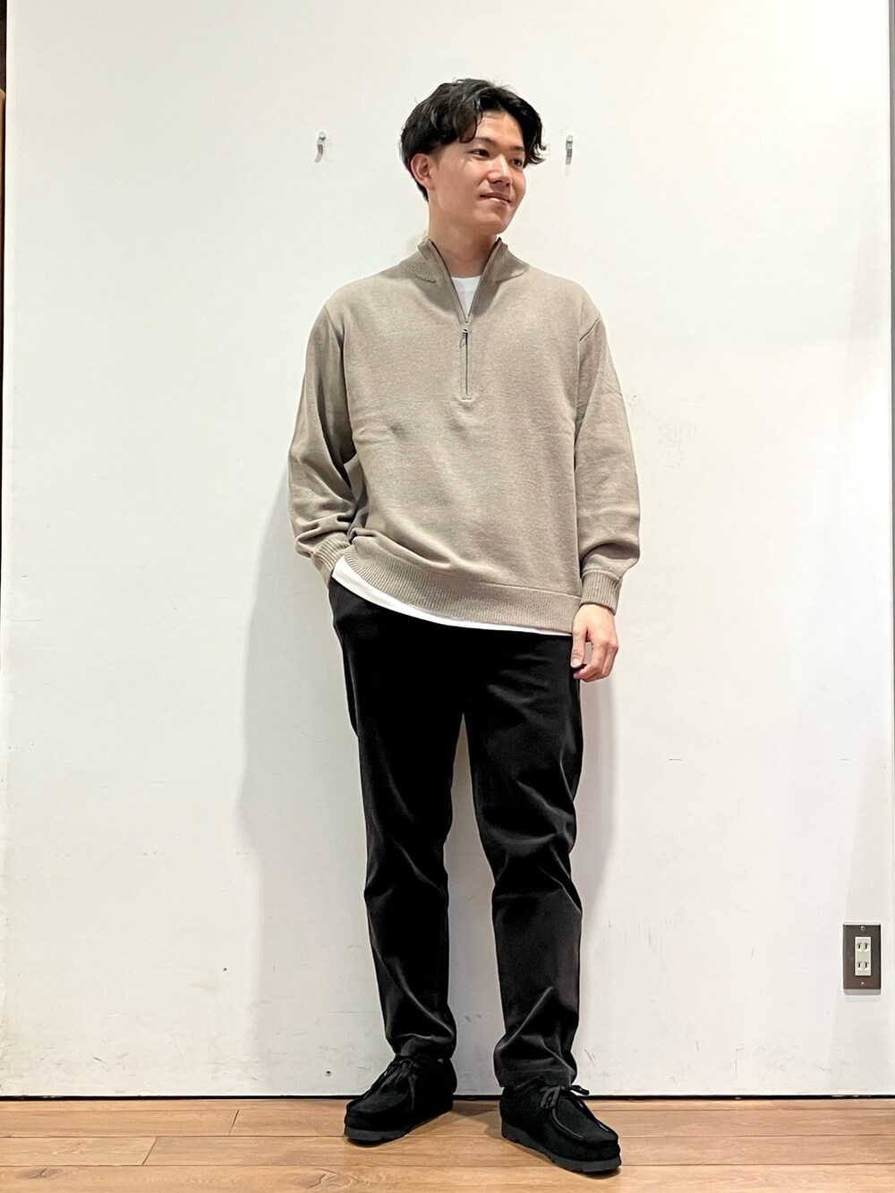 ホワイト系のダウンジャケット/コート、グレー系のその他パンツ、ブラック系のモカシン/デッキシューズを着用したメンズの秋コーディネートの4枚目の写真