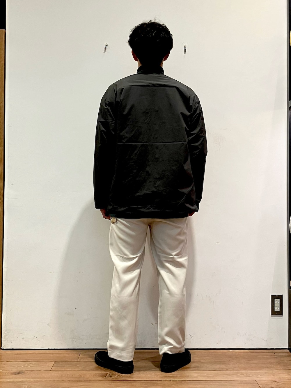 グレー系のその他アウター、グリーン系のカーディガン/ボレロ、ブラック系のその他シューズを着用したメンズの秋コーディネートの3枚目の写真