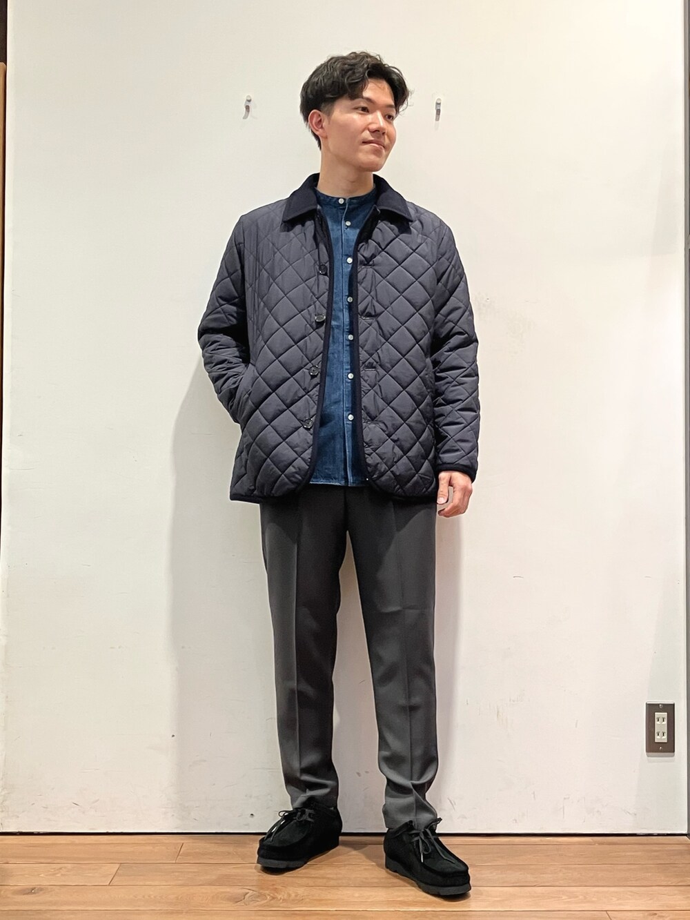 ブルー系のその他アウター、ブラック系のモカシン/デッキシューズを着用したメンズの冬コーディネートの2枚目の写真