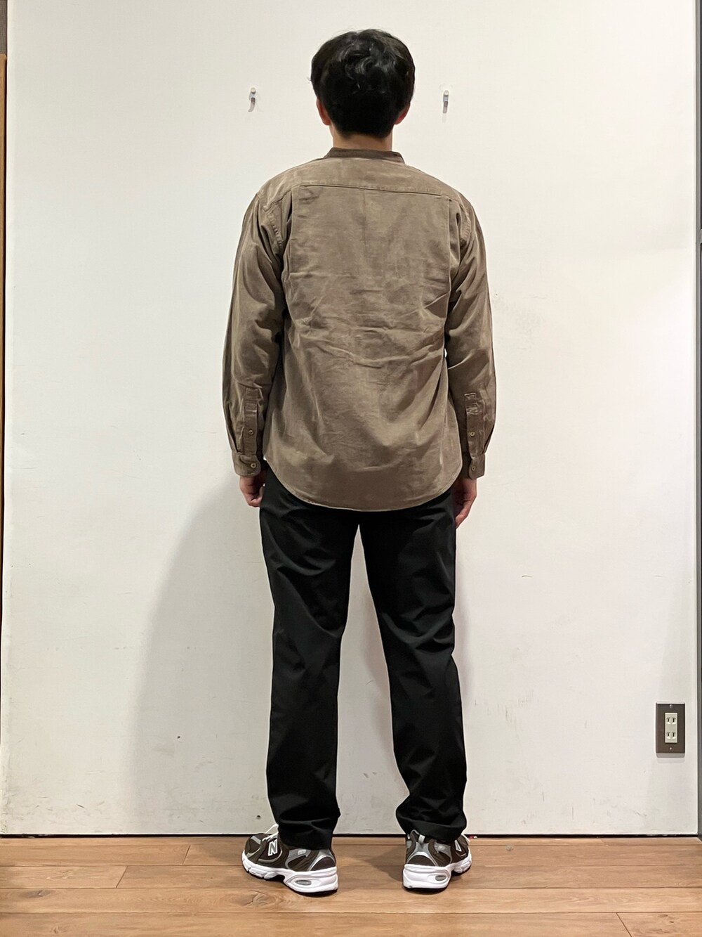 ブラウン系のシャツ/ブラウス、ホワイト系のTシャツ/カットソー、ブラック系のその他パンツを着用したメンズの秋コーディネートの3枚目の写真