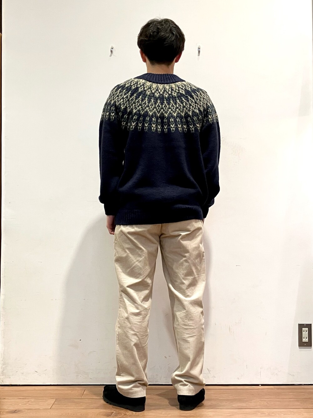 ブラウン系のその他アウター、ブルー系のニット/セーター、ホワイト系のその他パンツを着用したメンズの秋コーディネートの7枚目の写真
